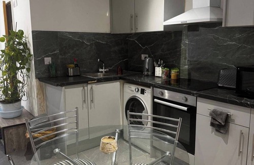 Welford House | Stylish Central Home Sleeps 5 Free Parking & Patio