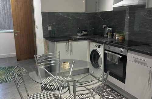 Welford House | Stylish Central Home Sleeps 5 Free Parking & Patio