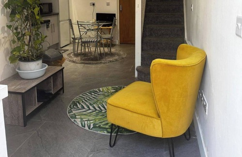 Welford House | Stylish Central Home Sleeps 5 Free Parking & Patio