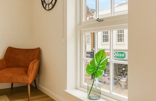Windsor City Centre Apartment | Stylish Central Windsor 2 Bed, Free Parking, 300m to Castle!