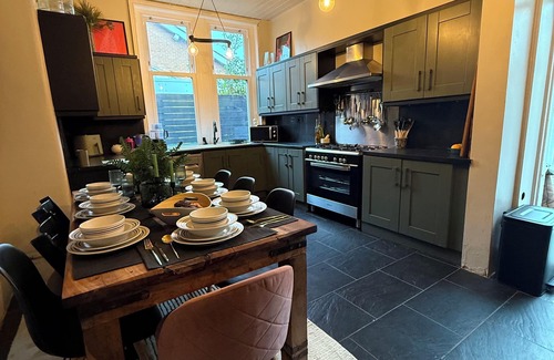 Cyncoed House | Stylish, City Hideaway - Pet + Group friendly - Sleeps up to 9 comfortably