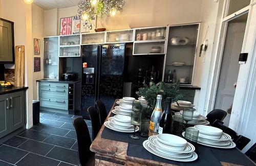 Cyncoed House | Stylish, City Hideaway - Pet + Group friendly - Sleeps up to 9 comfortably