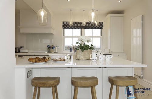 Kingsbridge House | Stylish Coastal Luxury - 5 Bed, Hot Tub, EV Charger