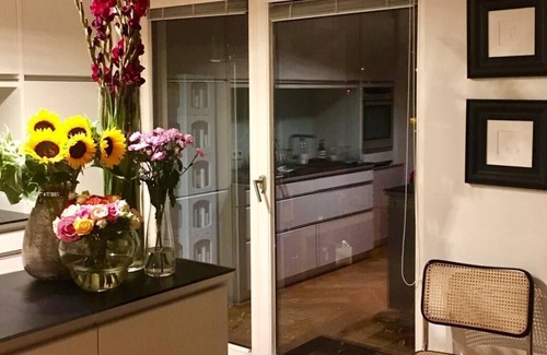 New Town Apartment | Stylish & Comfy | 5⭐️ Location + ♛Royal-Size Beds