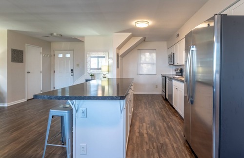 East Price Hill Apartment | 🌃Stylish & Comfy | 5⭐️Location, Views, Queen Beds🌌