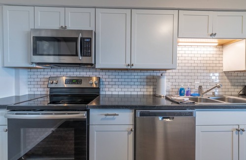 East Price Hill Apartment | 🌃Stylish & Comfy | 5⭐️Location, Views, Queen Beds🌌