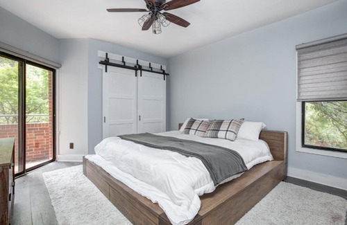 Charlotte Center City Apartment | Stylish Condo - Center City - Nightlife - Parking