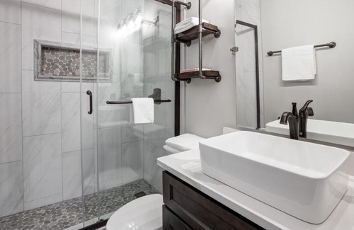 Charlotte Center City Apartment | Stylish Condo - Center City - Nightlife - Parking