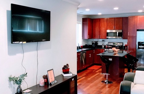 Near West Side Condo | Stylish Condo Near United Center with Free Parking