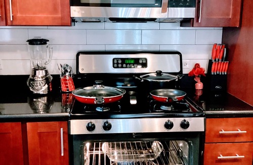 Near West Side Condo | Stylish Condo Near United Center with Free Parking