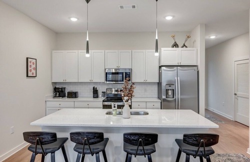 Talbot's Corner Condo | Stylish Condo with Pool, Gym, Balcony, Close to DT