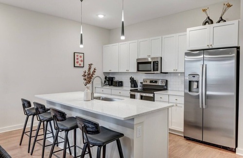 Talbot's Corner Condo | Stylish Condo with Pool, Gym, Balcony, Close to DT