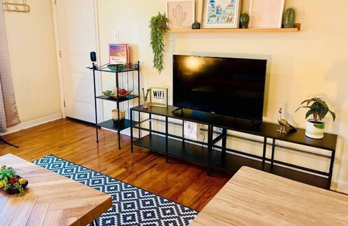 Northside Cottage | Stylish Cottage 220 - Free Parking - Self Check-in