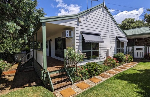 Buninyong Cottage | Stylish cottage in central Buninyong