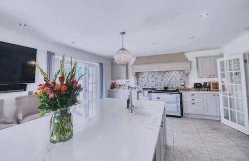 Earls Barton House | Stylish Country House with Spa – Sleeps 10