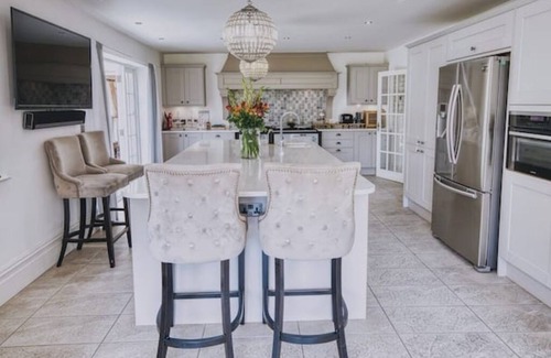 Earls Barton House | Stylish Country House with Spa – Sleeps 10