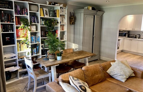 Hackney Wick Apartment | Stylish, cozy 1-bed flat, 2 minutes walk from Victoria Park