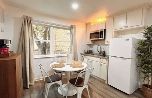 Braeswood Place Apartment | Stylish Cozy 1BR Near NRG Stadium + Fast WiFi & Free Parking