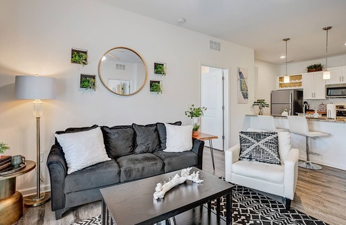 Jacksonville Apartment | ⭐Stylish & Cozy⭐ 2BR/2BA w/King Bed, Pool & Gym Nr I295 & Downtown