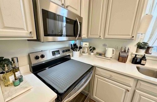 Ocean Springs House | Stylish & Cozy Cottage, 1 mile to downtown Ocean Springs! Golf Cart District