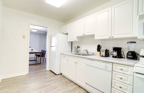 Crystal City Apartment | Stylish Crystal City Apt | Enjoy Gym Amenities