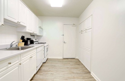 Crystal City Apartment | Stylish Crystal City Apt | Enjoy Gym Amenities