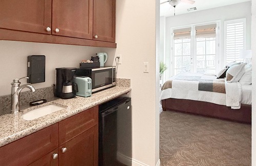 La Quinta House | Stylish Desert King Room w/Balcony + Pool View