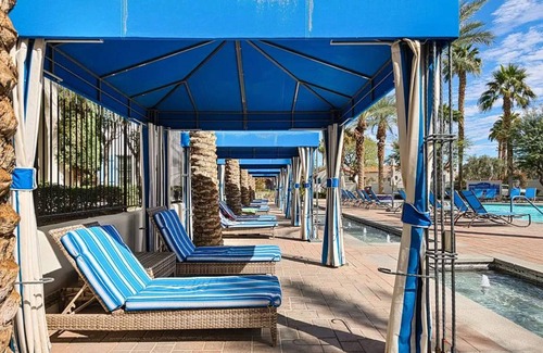 La Quinta House | Stylish Desert King Room w/Balcony + Pool View