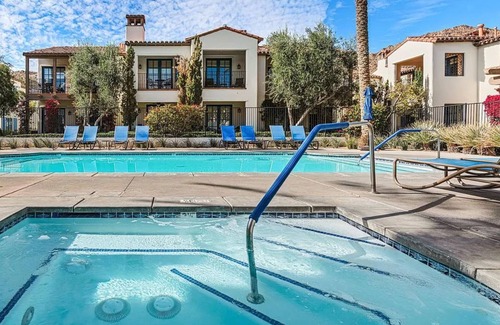 La Quinta House | Stylish Desert King Room w/Balcony + Pool View