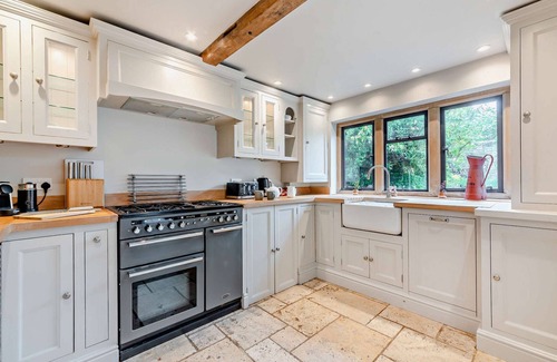 Winchcombe Cottage | Stylish dog friendly cottage in the Cotswolds - Fleur de Lys