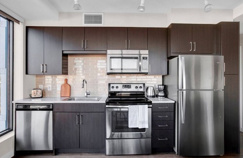 Theatre District Apartment | Stylish Downtown 1BR w/Luxury Amenities and Rooftop Views by Blueground