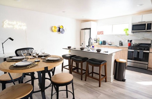 Old East Dallas Apartment | Stylish Downtown Apt - Workspace + Games + Parking