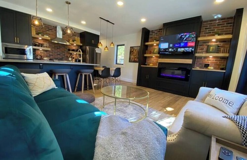 Kingsville House | Stylish Downtown Gem - Steps to Spa, Restaurants, Cafes & Park