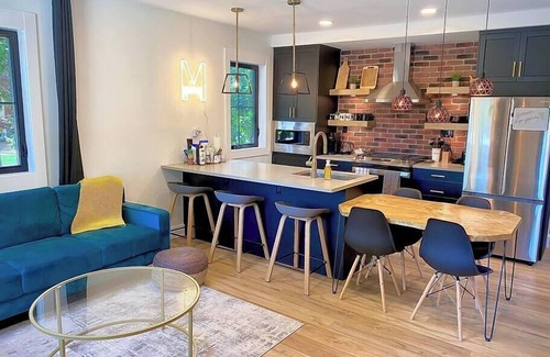 Kingsville House | Stylish Downtown Gem - Steps to Spa, Restaurants, Cafes & Park