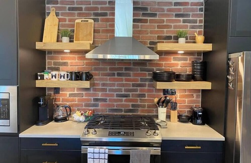 Kingsville House | Stylish Downtown Gem - Steps to Spa, Restaurants, Cafes & Park