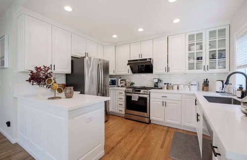 Grass Lawn House | Stylish & Elegant 2BR 2.5BA Haven in Kirkland