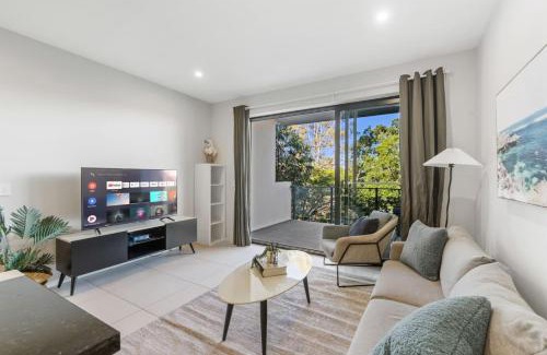 Macgregor Apartment | Stylish Escape 2 Ensuites plus Balcony near Shops