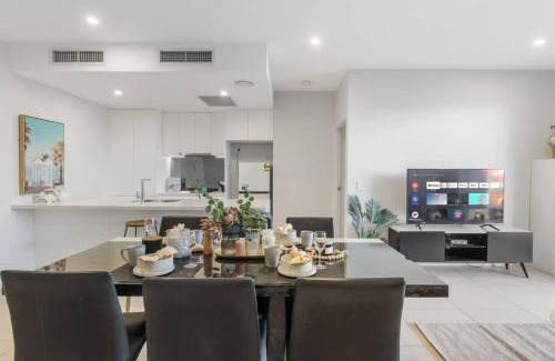 Macgregor Apartment | Stylish Escape 2 Ensuites plus Balcony near Shops
