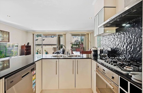 Spring Hill Apartment | Stylish Escape | Free Parking for 2 | Walk to CBD