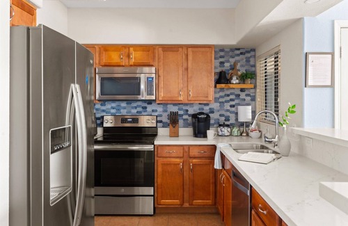 North Scottsdale Condo | Stylish First-Floor Condo w/Pool, Gym, Parking, King Bed & Trails + Pickleball
