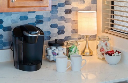 North Scottsdale Condo | Stylish First-Floor Condo w/Pool, Gym, Parking, King Bed & Trails + Pickleball