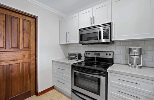 Playa Flamingo Apartment | Stylish Flamingo Condo with Ocean Views, Renovated Kitchen & Walkable Beach Acce