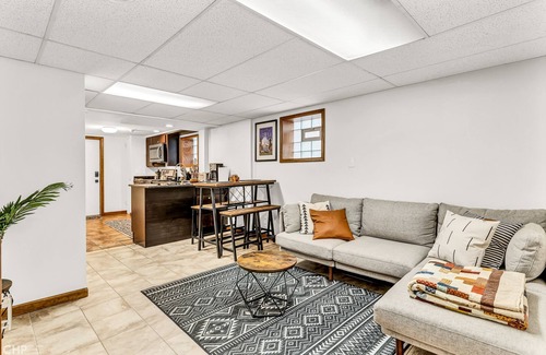 Dunning Apartment | Stylish Garden-Level 2BR: Close to O'Hare & Downtown