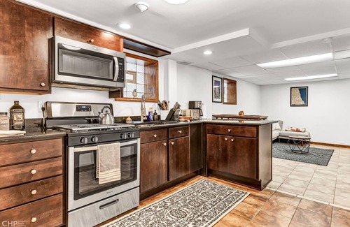 Dunning Apartment | Stylish Garden-Level 2BR: Close to O'Hare & Downtown