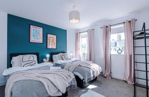 Grimsby House | Stylish Grimsby 3-bedroom House with Wi-Fi & Parking Sleeps 6 by PureStay