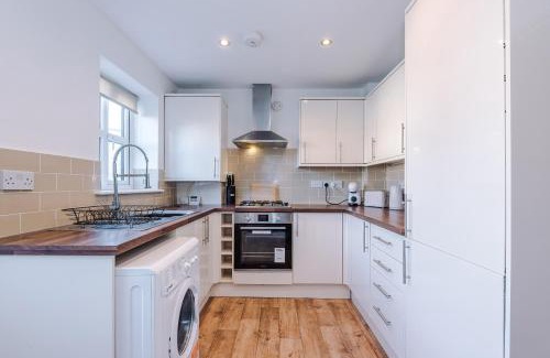 Grimsby House | Stylish Grimsby 3-bedroom House with Wi-Fi & Parking Sleeps 6 by PureStay