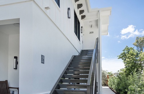 Central Sarasota Apartment | Stylish Gulfside Sarasota Getaway – Steps to Sand