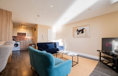 Galway City Centre Apartment | Stylish Harbour View Apartment in a Private Building. Family Friendly