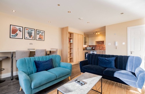 Galway City Centre Apartment | Stylish Harbour View Apartment in a Private Building. Family Friendly
