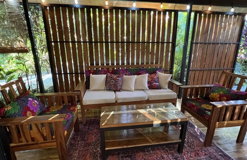 Mal Pais House | Stylish Home with Jungle Surrounds, steps to the beach.
